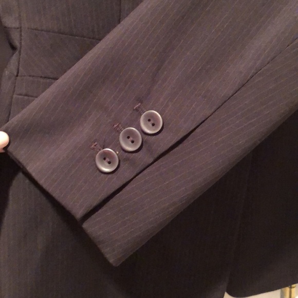 Excellent pre loved- Jones New York suit size 10 charcoal black w pinstripe - Picture 4 of 9